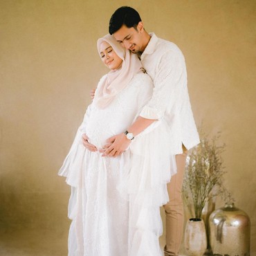 Vebby Palwinta Foto Maternity, Aura Keibuan Terpancar!
