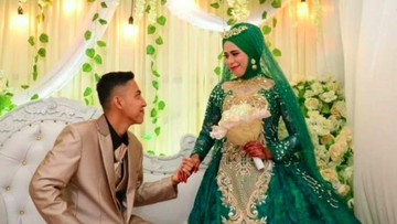 Komentar netizen dan alasan Yanti nikahi muridnya sendiri