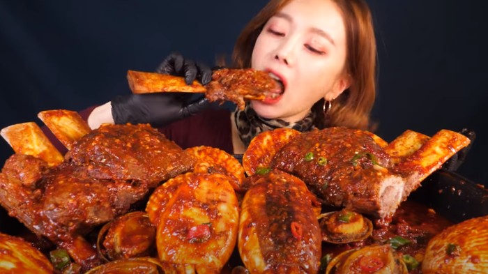 3 Channel Mukbang Paling Seru dan Bikin Ngiler, Auto Laper Deh!