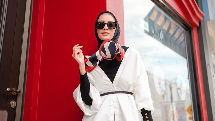 5 Inspirasi Hijab Outfit dengan Belt ala Influencer Mega Iskanti
