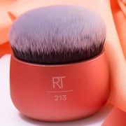 6 Rekomendasi Kuas Foundation Favorit MUA Profesional, Ada Brush Andalanmu Gak?