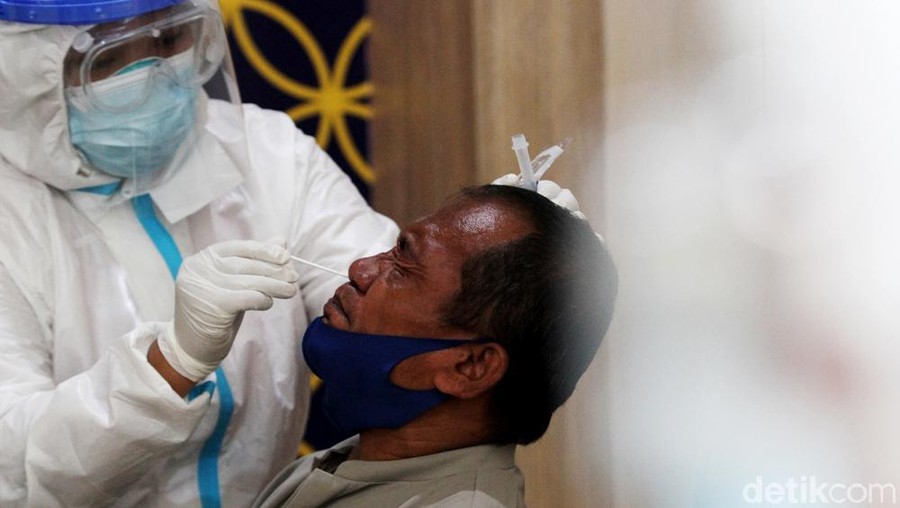 Terminal Tirtonadi menyediakan layanan swab antigen gratis bagi pemudik yang datang ke Solo. Hal itu dilakukan untuk cegah penyebaran COVID-19 saat libur nataru