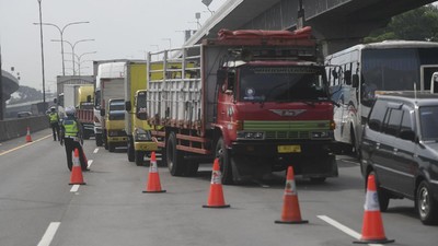 Pengusaha truk akan mogok nasional mulai 20 Maret buntut kebijakan pemerintah melarang mereka melintas di tol selama periode mudik Lebaran 2025.