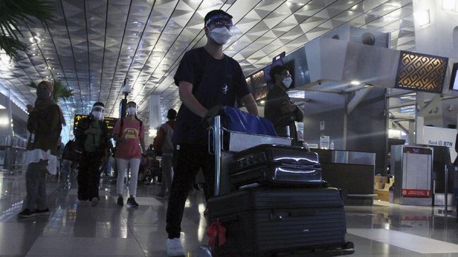 Pakar: Varian Baru Corona Berisiko Masuk RI sebelum 1 Januari Epidemiolog meminta pemerintah mewajibkan karantina kepada para WNA yang telah masuk Indonesia, kendati mereka telah dinyatakan negatif hasil tes swab PCR.