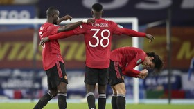 Cekikan Cavani, VAR Absen, dan Kartu Merah