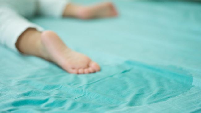 Anak yang mengompol saat tidur adalah wajar. Tapi, bagaimana jika kebiasaan mengompol terus berlanjut hingga 5 tahun ke atas?