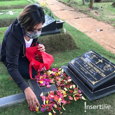 Setahun Berlalu, Karen Pooroe Menangis Ingat Mendiang Sang Putri