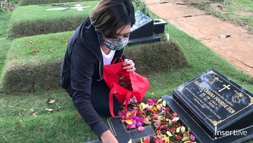 Setahun Berlalu, Karen Pooroe Menangis Ingat Mendiang Sang Putri