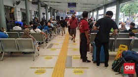 Libur Natal, Penumpang Antre Tes Antigen di Stasiun Senen