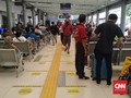 Libur Natal, Penumpang Antre Tes Antigen di Stasiun Senen
