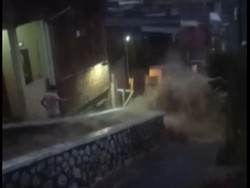 Ngeri! Luapan Air Sungai Terjang Permukiman Warga di Bandung