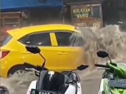 Ruas Jalan di Bandung Ini Berubah Jadi Arung Jeram Saat Hujan Lebat