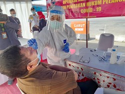 Penumpang-Pengemudi Bus Jalani Rapid Test Antigen di Terminal Kampung Rambutan