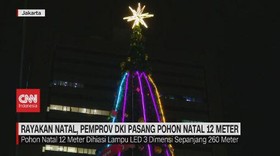 VIDEO: Rayakan Natal, Pemprov DKI Pasang Pohon Natal 12 Meter