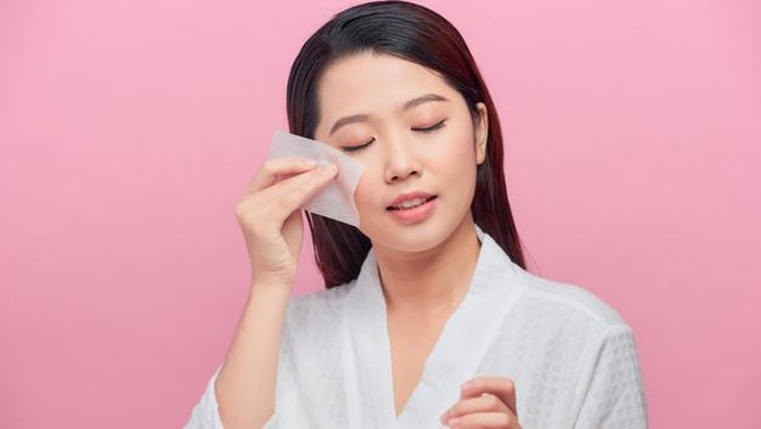 Rekomendasi Tisu Pembersih Wajah, Praktis Buat Dibawa Traveling!