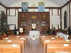 Polisi Sterilisasi dan Pastikan Penerapan Prokes di Gereja Kota Pasuruan