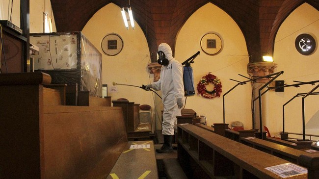 Panitia natal Gereja Katedral Makssar mengatakan selain ada pembatasan jemaat, warga juga harus membawa bukti vaksinasi Covid-19 dosis satu maupun dua.