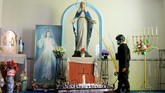 FOTO: Sterilisasi Gereja Jelang Perayaan Natal 2020 Polisi melakukan sterilisasi sejumlah gereja di untuk mencegah ancaman bom saat perayaan Natal 2020. Selain itu, polisi juga menyemprotkan disinfektan.