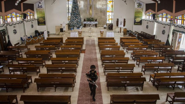 Dua gereja di Kota Bandung juga menyiarkan misa Natal secara daring, sehingga jemaat lainnya bisa mengikuti secara virtual.