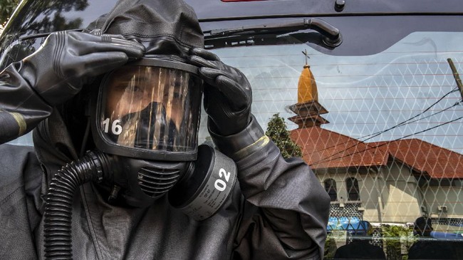 Tim Kimia, Biologi, dan Radioaktif Gegana terjun ke lokasi kebakaran di ruang MRI RSUP Dokter Kariadi Semarang.