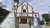 FOTO: Sterilisasi Gereja Jelang Perayaan Natal 2020 Polisi melakukan sterilisasi sejumlah gereja di untuk mencegah ancaman bom saat perayaan Natal 2020. Selain itu, polisi juga menyemprotkan disinfektan.
