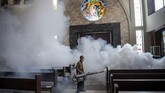 FOTO: Sterilisasi Gereja Jelang Perayaan Natal 2020 Polisi melakukan sterilisasi sejumlah gereja di untuk mencegah ancaman bom saat perayaan Natal 2020. Selain itu, polisi juga menyemprotkan disinfektan.