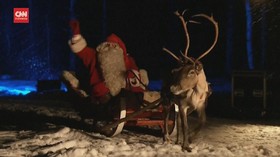 VIDEO: Santa Claus Berbagi Kado Natal di Hutan Finlandia