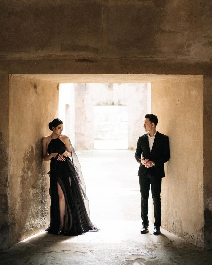 Tema yang pertama mengambil latar di kawasan wisata Tamansari. Tampil serasi mengenakan busana formal berwarna hitam, Billy Davidson tampak rapi dalam balutan setelan jas formal, sementara Patricia Devina mengenakan halter dress dengan belahan paha tinggi di sisi kanan dan kirinya. Penampilan mantan personel girlband Princess ini semakin anggun dengan tatanan rambut yang disanggul rendah dan elegan. (Foto: instagram.com/billydavidson_)