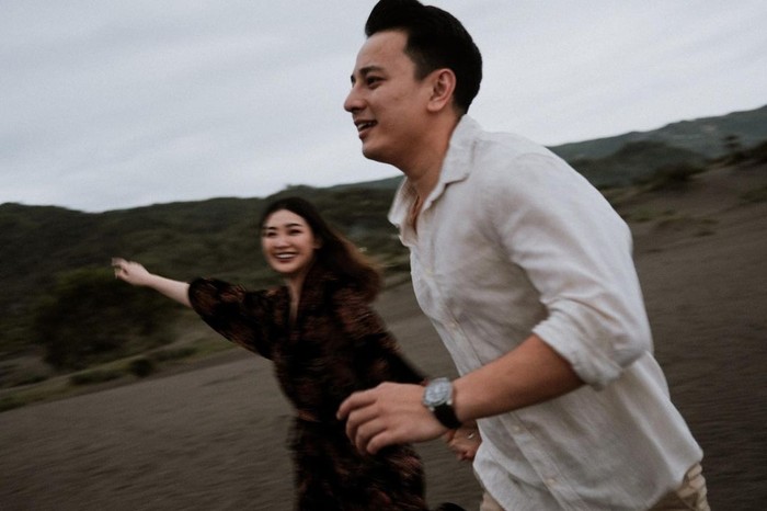 Selain di Tamansari, Billy dan Patricia juga melakukan pemotretan bertema outdoor dengan konsep blurry photo. Meski berlatar simpel dan terkesan candid, konsep foto prewedding ini banyak dipuji warganet karena justru terkesan aesthetic. (Foto: instagram.com/billydavidson_)