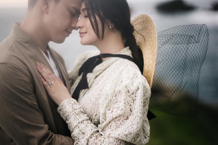 Unggahan foto-foto prewedding pasangan ini pun sukses bikin warganet baper. Banyak yang turut memberikan selamat dan doa untuk pasangan yang akan segera menikah ini. Tak sedikit pula yang memuji konsep prewedding mereka yang romantis dan tak biasa. (Foto: instagram.com/caliaphoto)