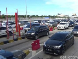 Hari H Perayaan Natal, Antrean Kendaraan di Gerbang Tol Cikatama Padat