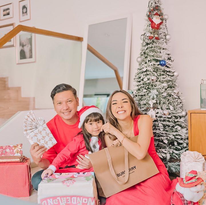 <p>Meski telah bercerai, Gisella Anastasia menghabiskan Natal bersama mantan suami, Gading Marten. Keduanya tampak kompak berpose bersama sang buah hati, Gempita. (Foto: Instagram @gisel_la)</p>