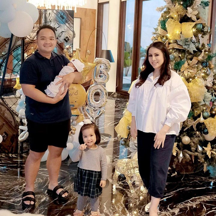 <p>Kebahagiaan yang sama juga dirasakan Momo 'Geisha'. Wanita 34 tahun itu merayakan Natal bersama anak keduanya, Abercio Mikaelmoza Samudra, yang baru lahir 15 Desember lalu. (Foto: Instagram @melaney_ricardo)</p>