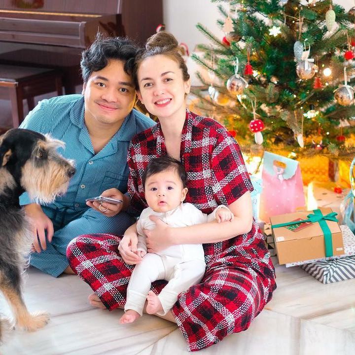 <p>Natal tahun ini terasa begitu bahagia buat Rianti Cartwright dan suami, Cassanova Alfonso. Pasangan ini merayakannya Natal pertama bersama buah hatinya yang baru lahir, Cara Rose Kanaya Nainggolan. (Foto: Instagram @riantic)</p>