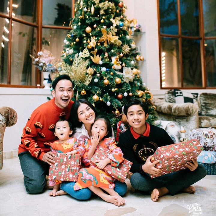 <p>Natal tahun ini jadi momentum bagi para artis untuk berkumpul bersama keluarga. Salah satunya, keluarga Ruben Onsu dan Sarwendah, Bunda. (Foto: Instagram @msarwendah29)</p>