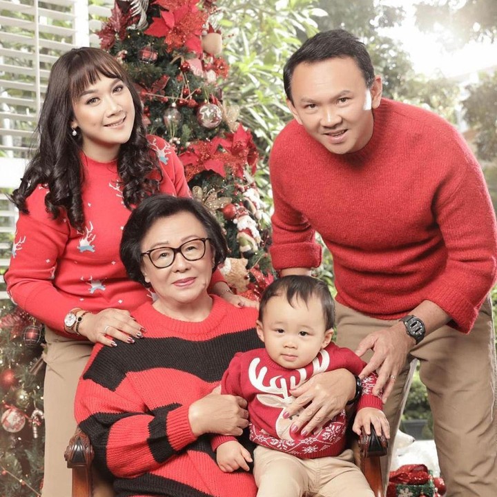 <p>Serba merah, Basuki Tjahaja Purnama tampak kompak merayakan Natal dengan ibunda, istri, dan putra bungsunya. (Foto: Instagram @basukibtp)</p>