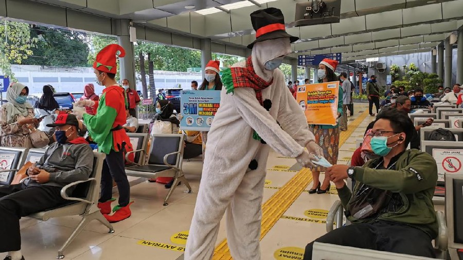 Manusia salju berdatangan ke Stasiun Pasar Senen Jakarta. Tujuannya untuk memeriahkan Natal dan sosialisasi protokol kesehatan.