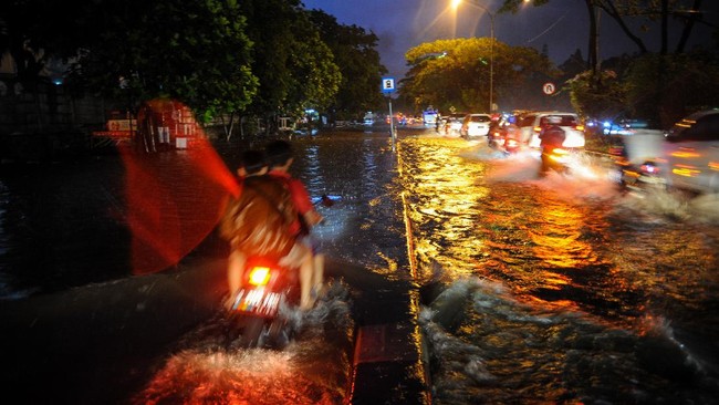 Banjir merendam tiga kecamatan yaitu Dayeuhkolot, Baleendah, dan Bojongsoang.