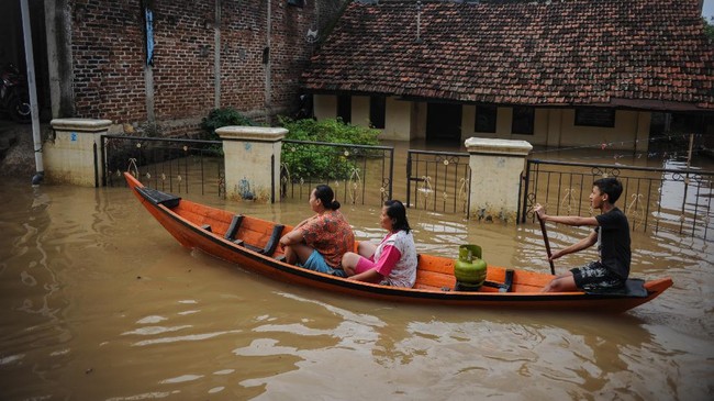 Banjir menerjang empat kecamatan di Kabupaten Bandung sejak Senin (25/6). Puluhan keluarga masih mengungsi untuk sementara waktu.