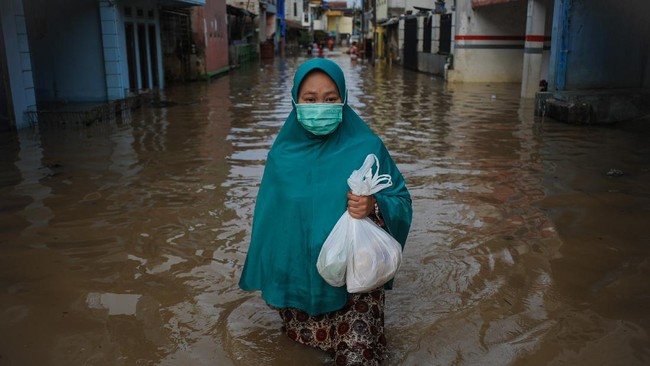 Hujan lebat dengan durasi panjang mengakibatkan banjir di Bojongsoang, Dayeuhkolot, dan Baleendah, Rabu (3/11). Puluhan warga mengungsi ke tempat lebih aman.