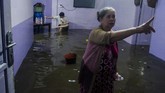 FOTO: Bandung Dikepung Banjir Hujan deras yang memicu banjir di Kota Bandung pada Kamis (24/12) melumpuhkan beberapa kegiatan warga. Banyak kendaraan dan rumah terendam akibat banjir.