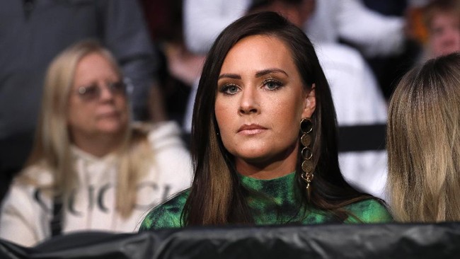 Petarung UFC Conor McGregor mendapat kado spesial pada natal tahun ini. McGregor akan memiliki anak ketiga dari tunangannya, Dee Devlin.