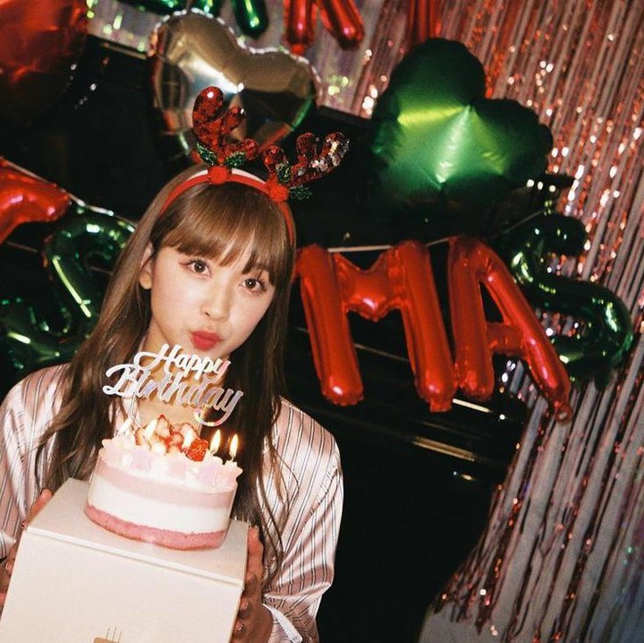 <p>Di hari bahagianya ini, Dita Karang menyapa penggemar dengan membagikan foto dirinya membawa kue ulang tahun. (Foto: Instagram @secretnumber.official)</p>