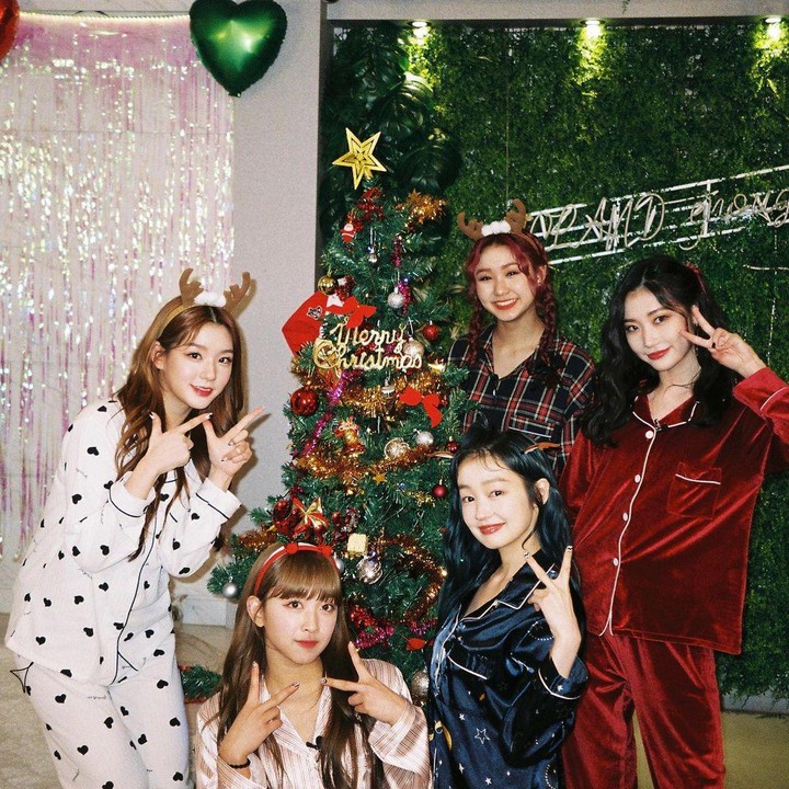 <p>Di hari ulang tahun, Dita menghabiskan waktunya dengan berkumpul bersama anggota Secret Number. Mereka terlihat merayakan ultah Dita sekaligus Hari Natal. (Foto: Instagram @secretnumber.official)</p>