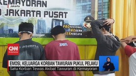 VIDEO: Emosi, Keluarga Korban Tawuran Pukul Pelaku