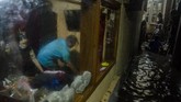 FOTO: Bandung Dikepung Banjir Hujan deras yang memicu banjir di Kota Bandung pada Kamis (24/12) melumpuhkan beberapa kegiatan warga. Banyak kendaraan dan rumah terendam akibat banjir.