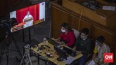 FOTO: Mendekatkan Diri pada Yesus dari Bangku yang Berjarak Umat Kristiani mengikuti misa Natal di GPIB Immanuel, Jakarta, pada Kamis (24/12), dengan protokol kesehatan yang ketat.