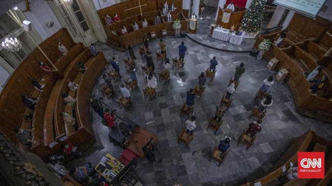 Keuskupan Agung Jakarta memperbolehkan ibadah misa langsung dilaksanakan di gereja. Para jemaat harus sudah divaksin.
