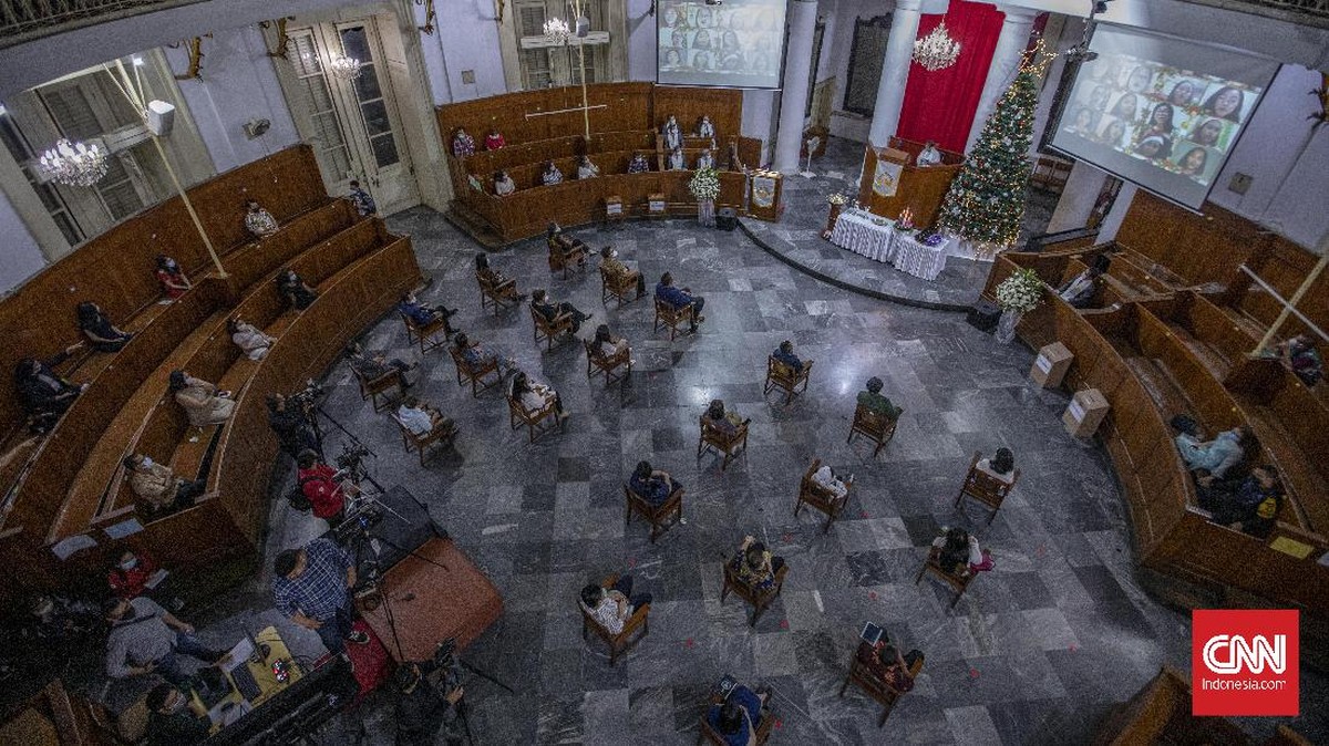 FOTO: Mendekatkan Diri pada Yesus dari Bangku yang Berjarak