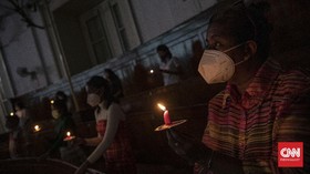 FOTO: Mendekatkan Diri pada Yesus dari Bangku yang Berjarak